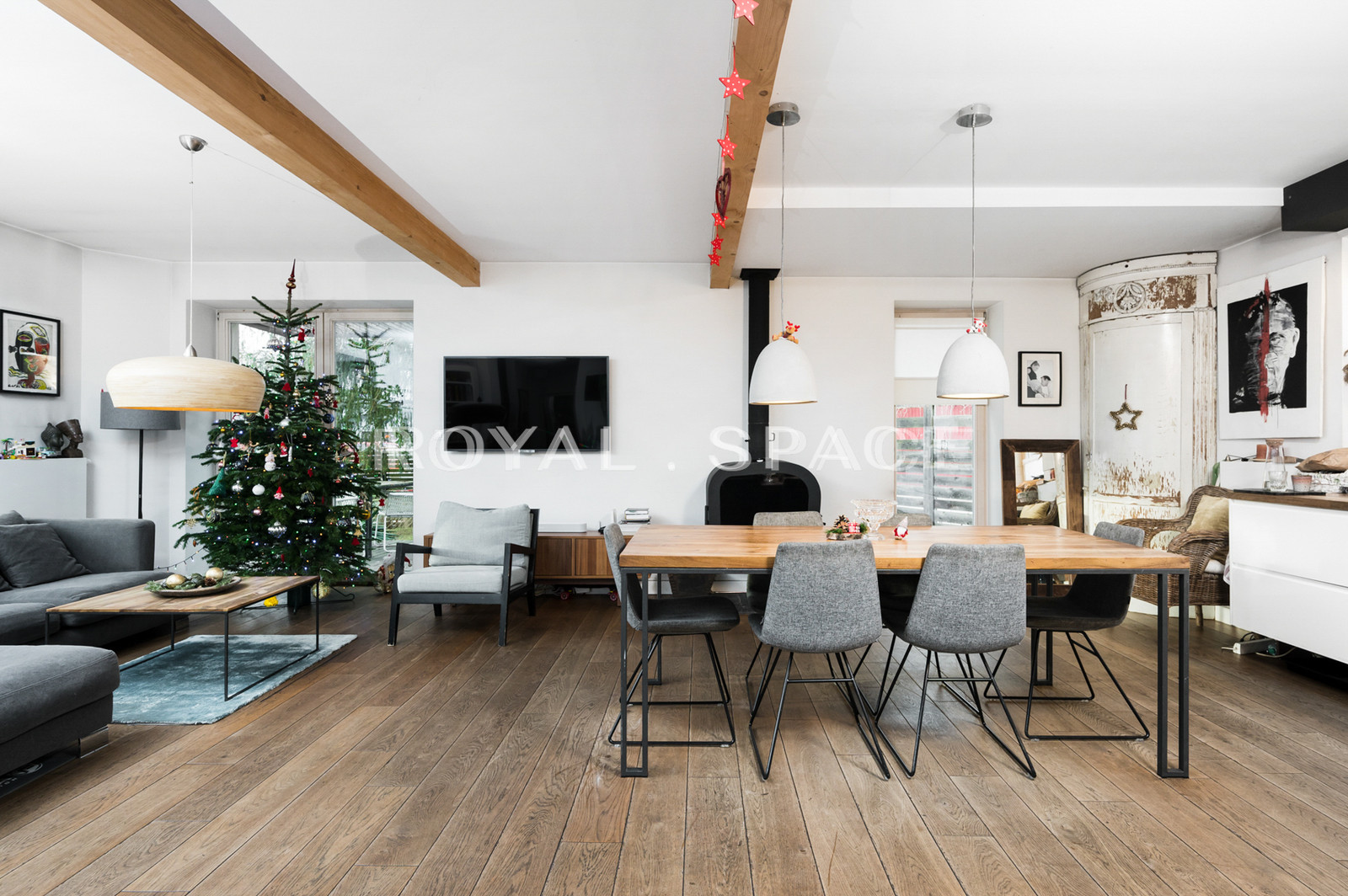 Dom z tarasem w otoczeniu zieleni