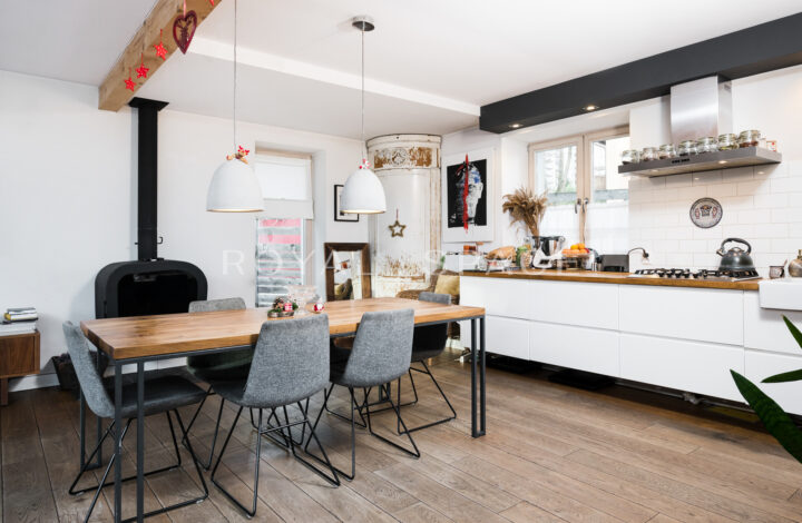 Dom z tarasem w otoczeniu zieleni