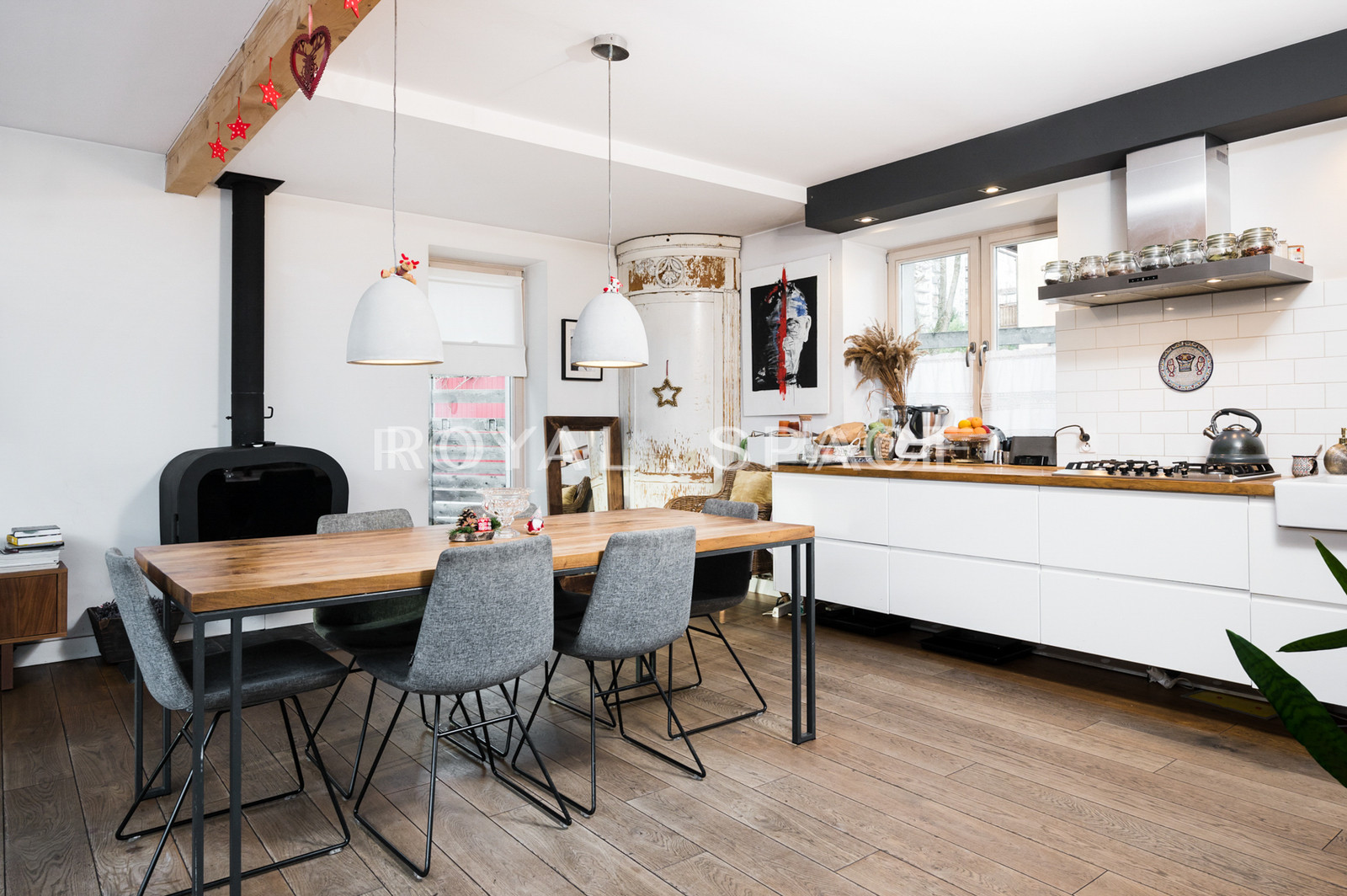 Dom z tarasem w otoczeniu zieleni