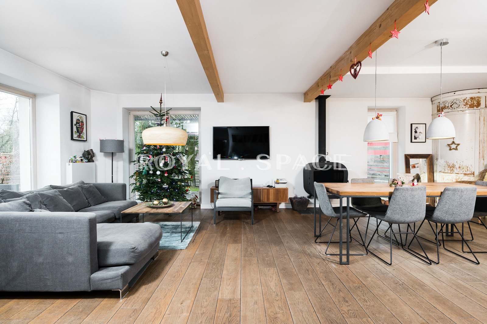 Dom z tarasem w otoczeniu zieleni