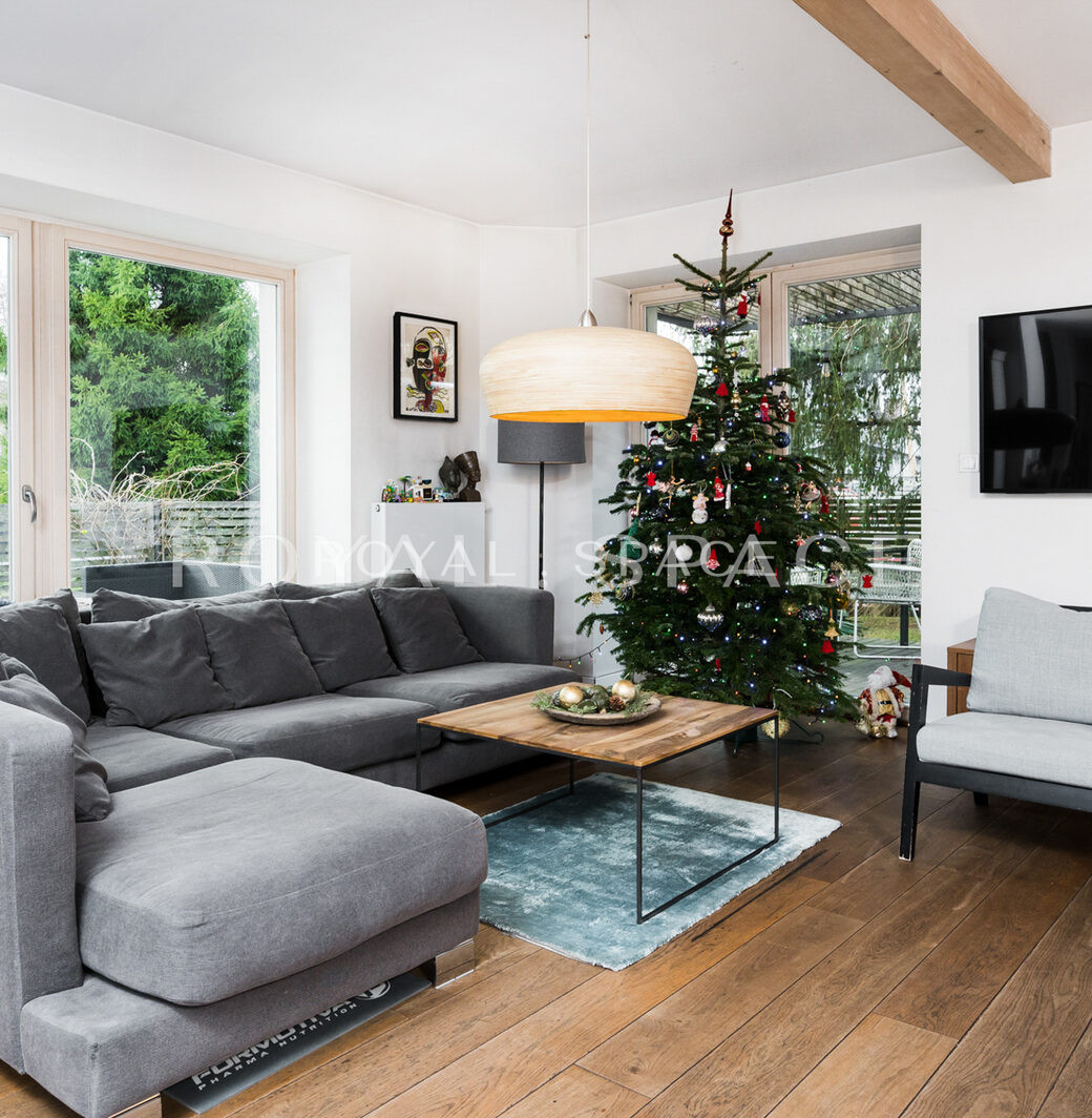 Dom z tarasem w otoczeniu zieleni