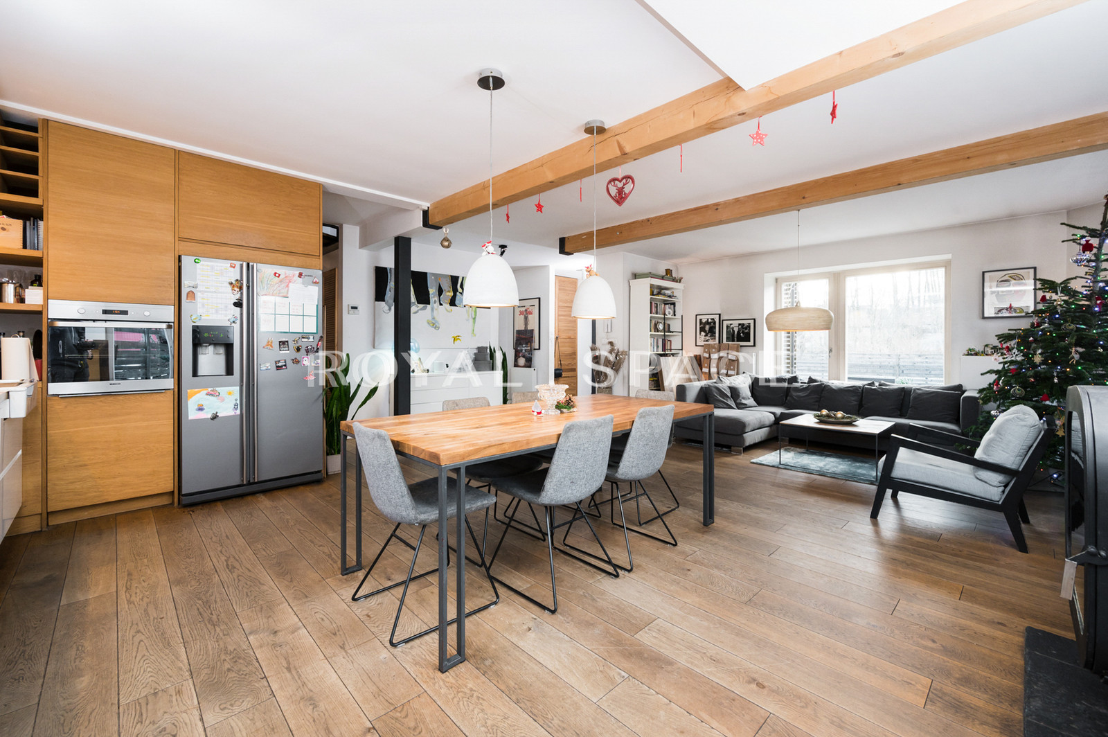 Dom z tarasem w otoczeniu zieleni