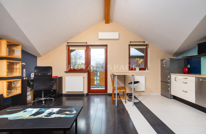 Kawalerka z balkonem z widokiem na zieleń