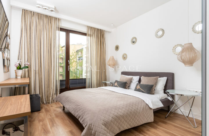Apartment overlooking greenery by Vistula River