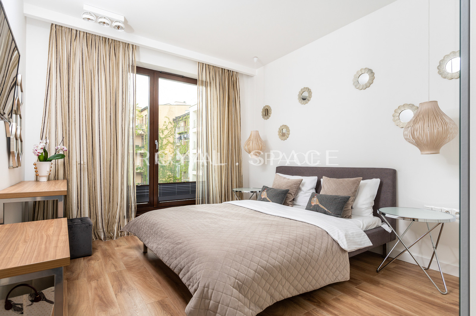 Apartment overlooking greenery by Vistula River