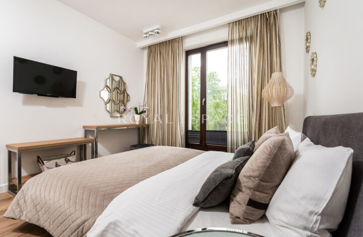 Apartment overlooking greenery by Vistula River