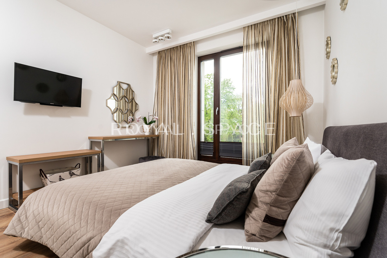 Apartment overlooking greenery by Vistula River