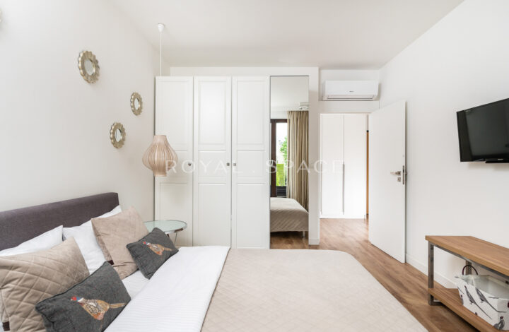 Apartment overlooking greenery by Vistula River
