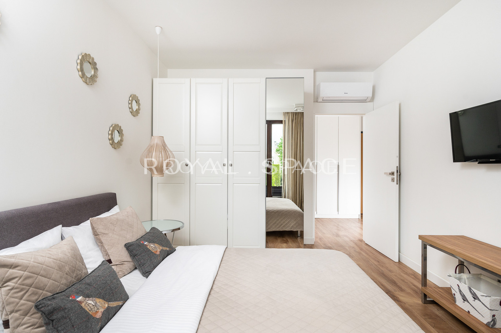 Apartment overlooking greenery by Vistula River