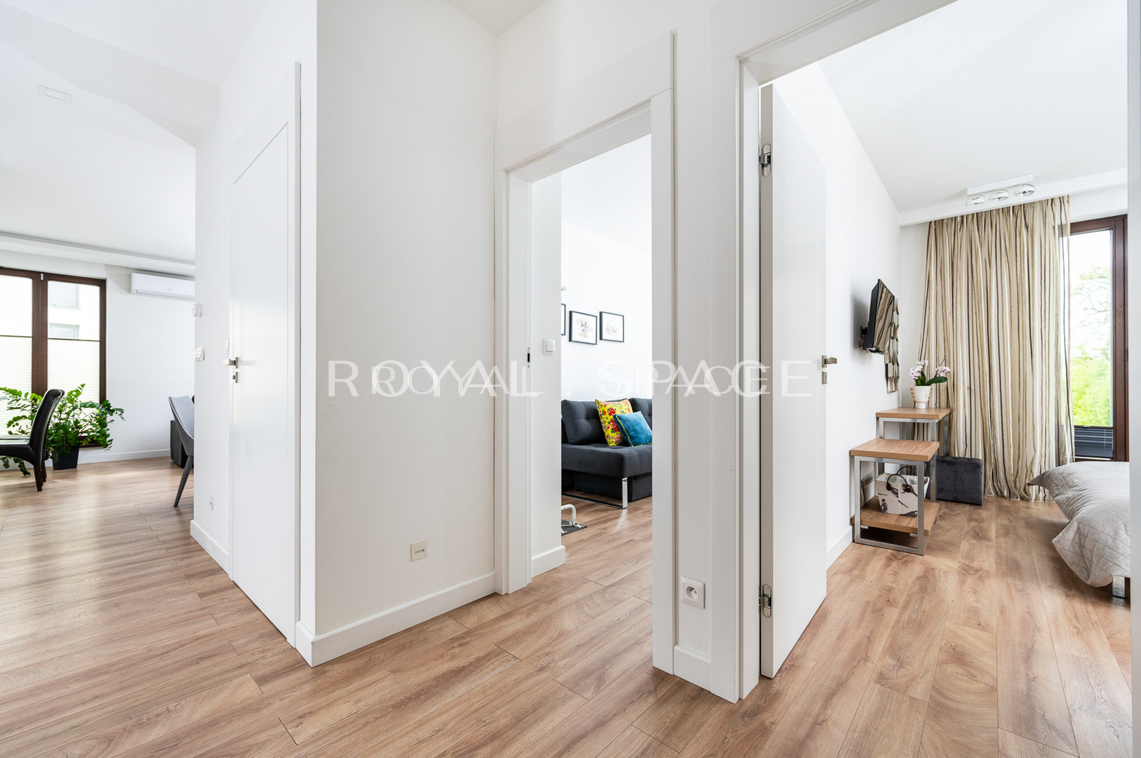 Apartment overlooking greenery by Vistula River