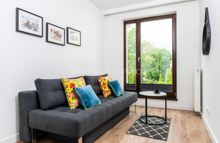 Apartment overlooking greenery by Vistula River
