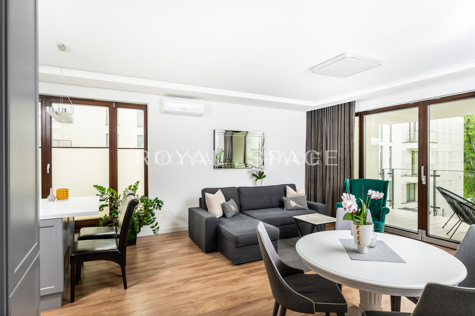 Apartment overlooking greenery by Vistula River