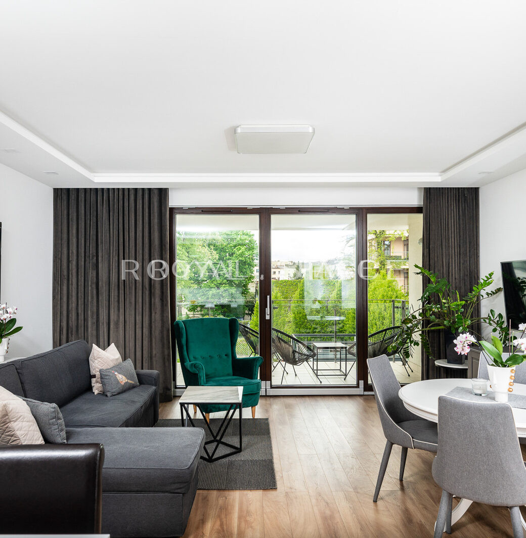 Apartment overlooking greenery by Vistula River