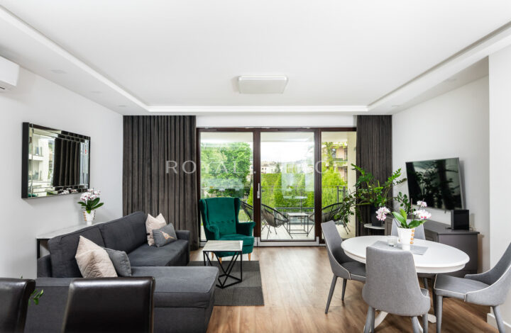 Apartment overlooking greenery by Vistula River