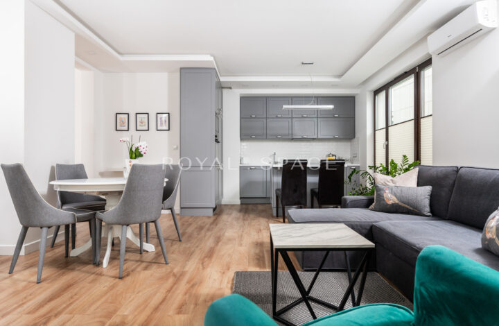 Apartment overlooking greenery by Vistula River