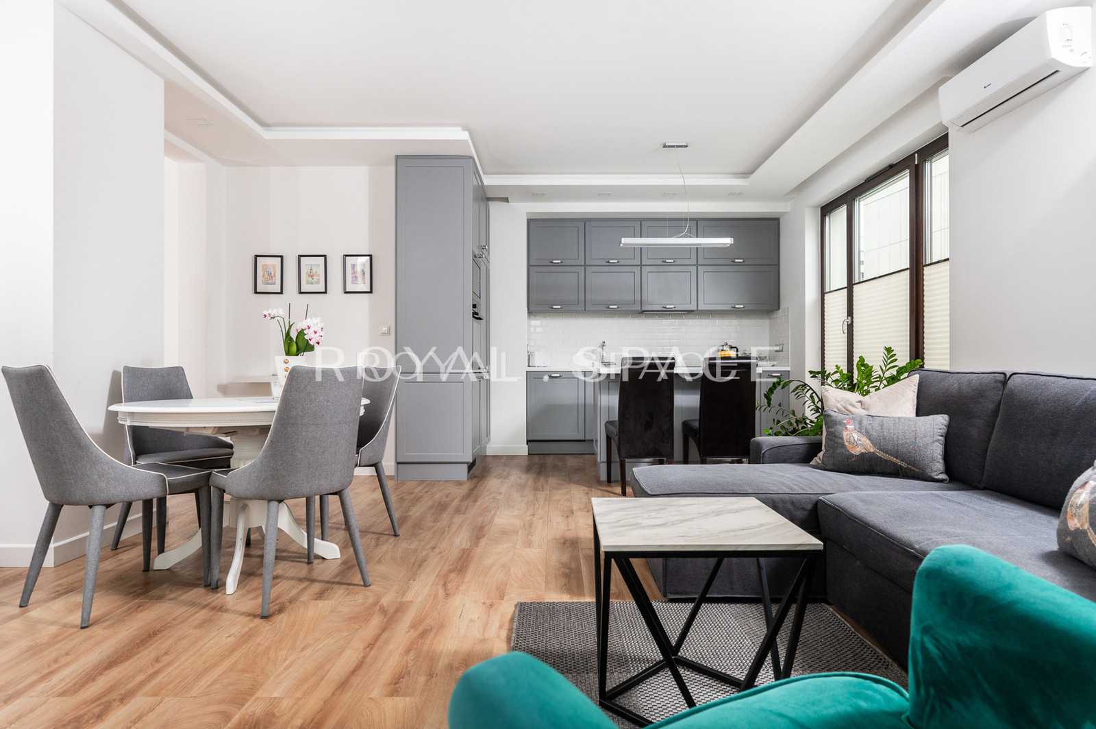 Apartment overlooking greenery by Vistula River