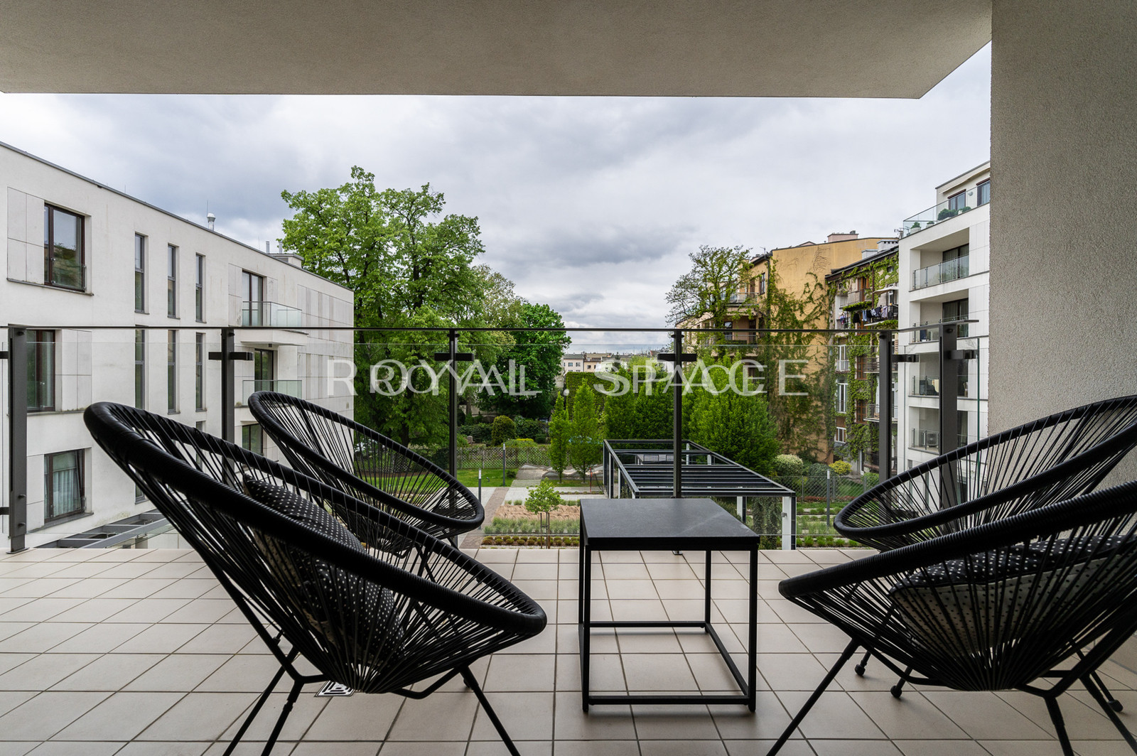 Apartment overlooking greenery by Vistula River