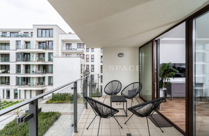 Apartment overlooking greenery by Vistula River