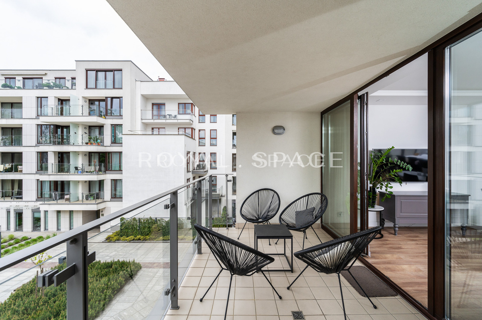 Apartment overlooking greenery by Vistula River