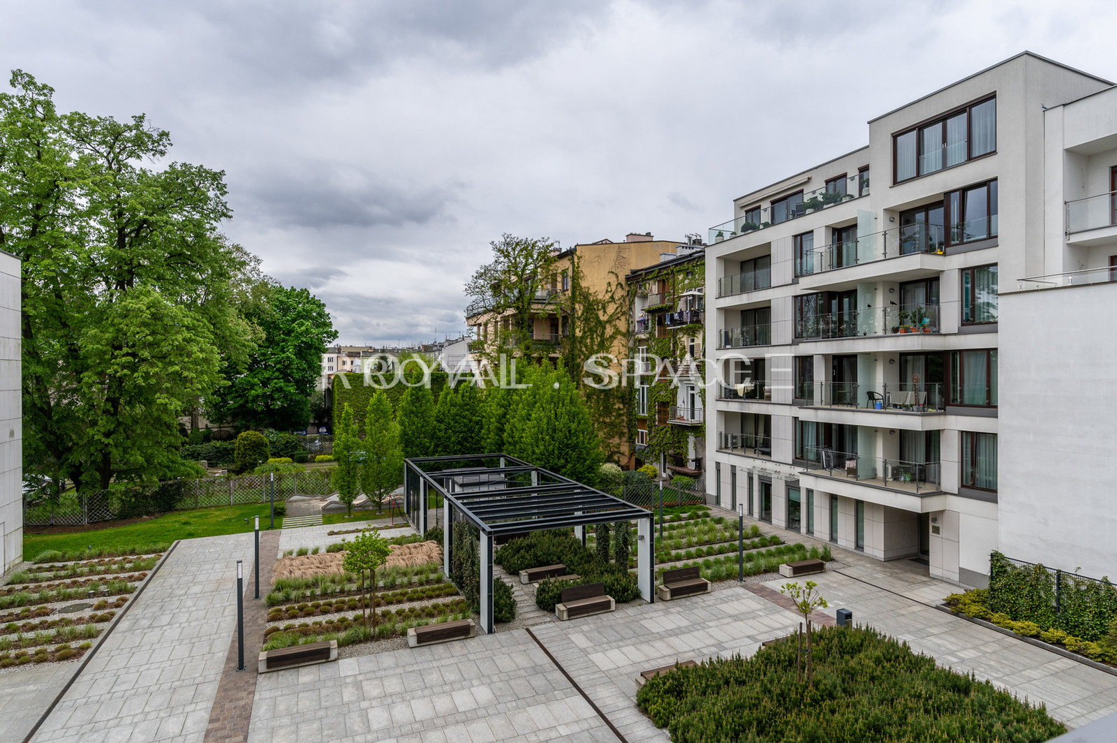 Apartment overlooking greenery by Vistula River