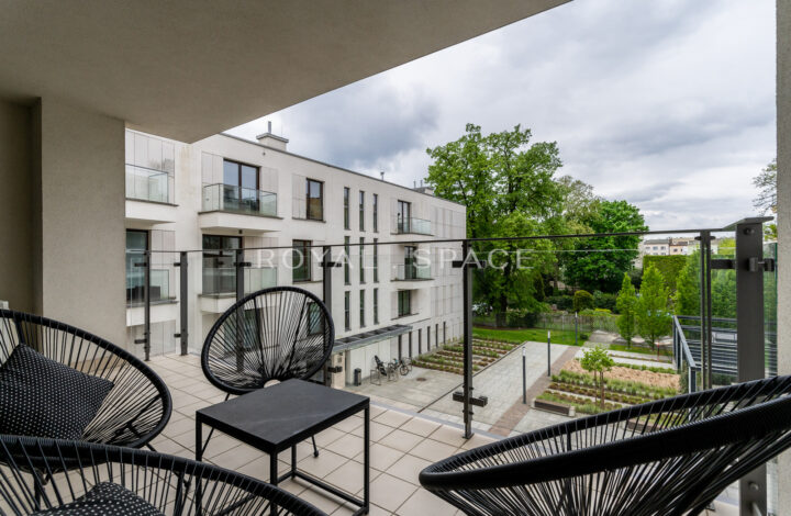 Apartment overlooking greenery by Vistula River
