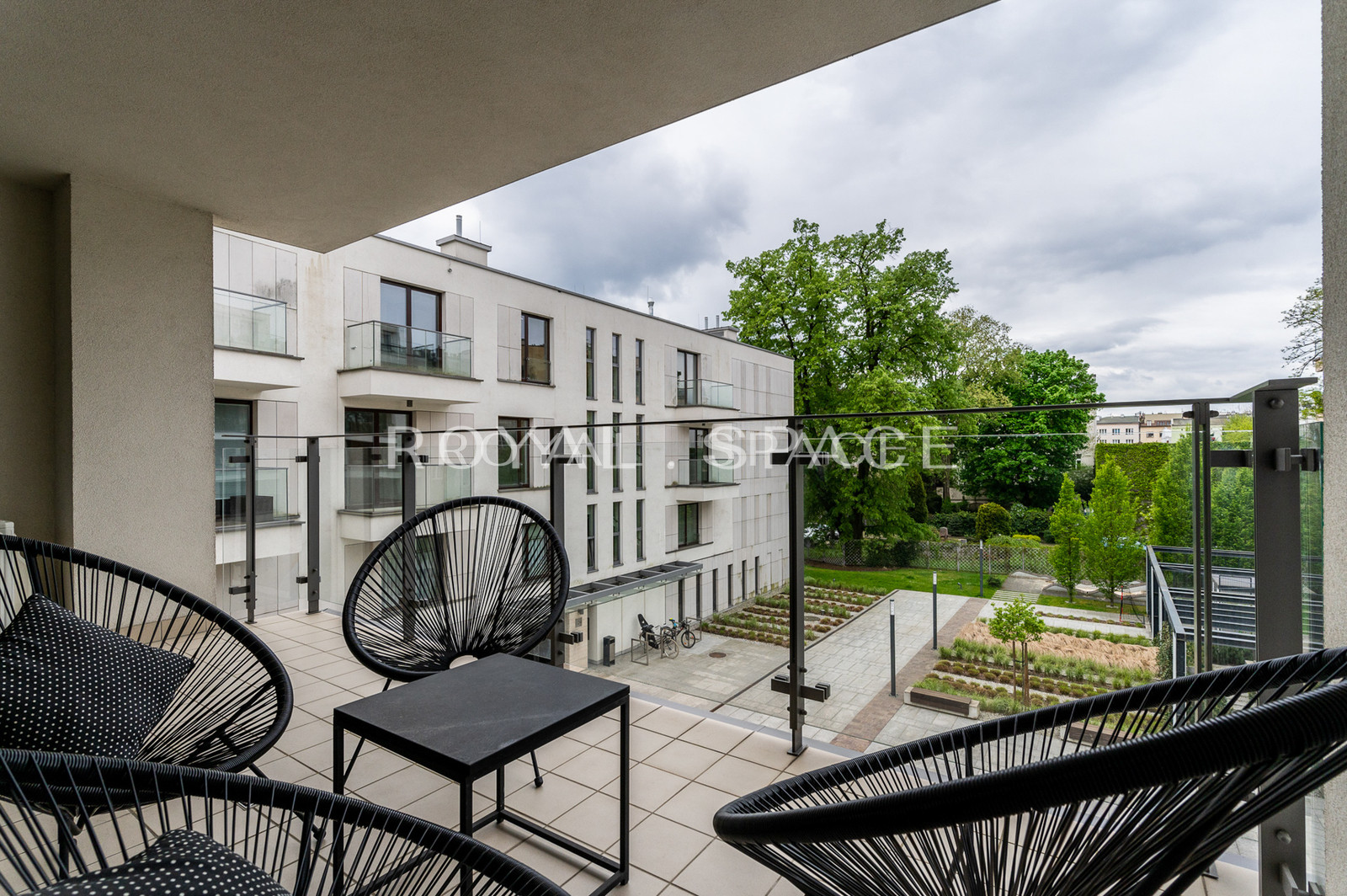 Apartment overlooking greenery by Vistula River