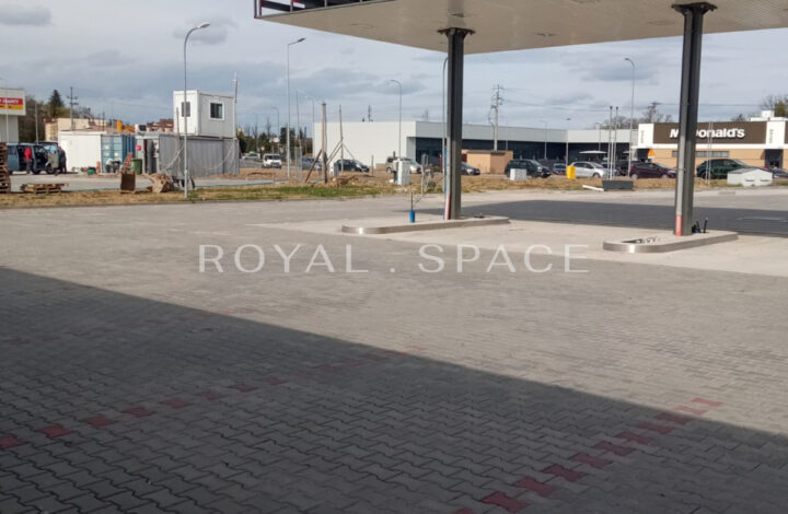 Stacja paliw obok parku handlowego – Ustroń