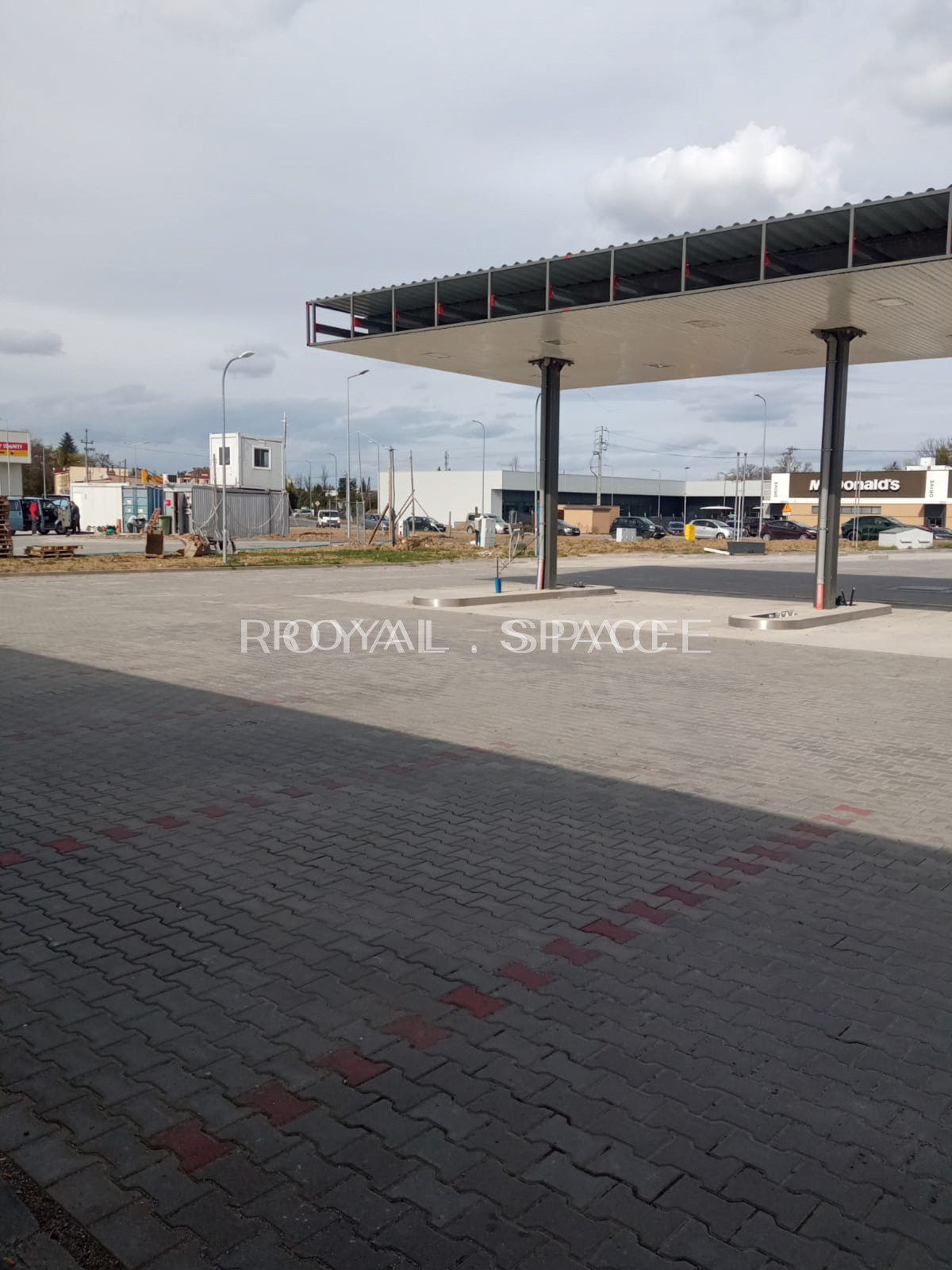 Stacja paliw obok parku handlowego – Ustroń