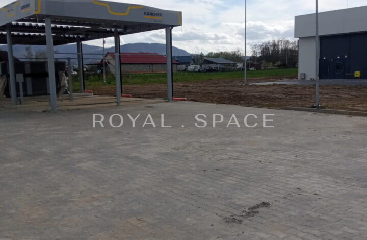 Stacja paliw obok parku handlowego – Ustroń