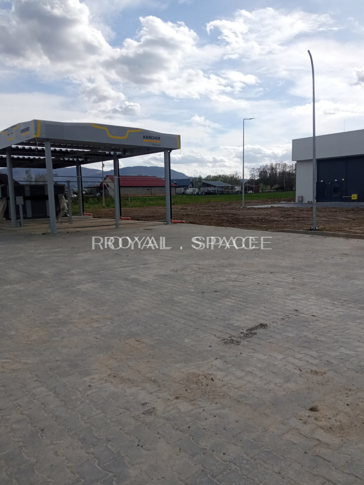 Stacja paliw obok parku handlowego – Ustroń