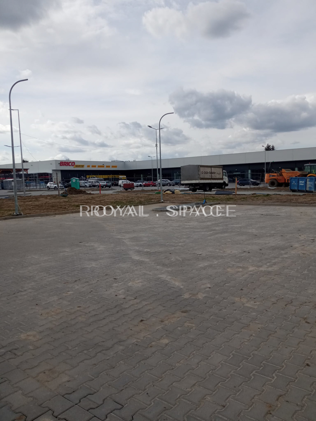 Stacja paliw obok parku handlowego – Ustroń