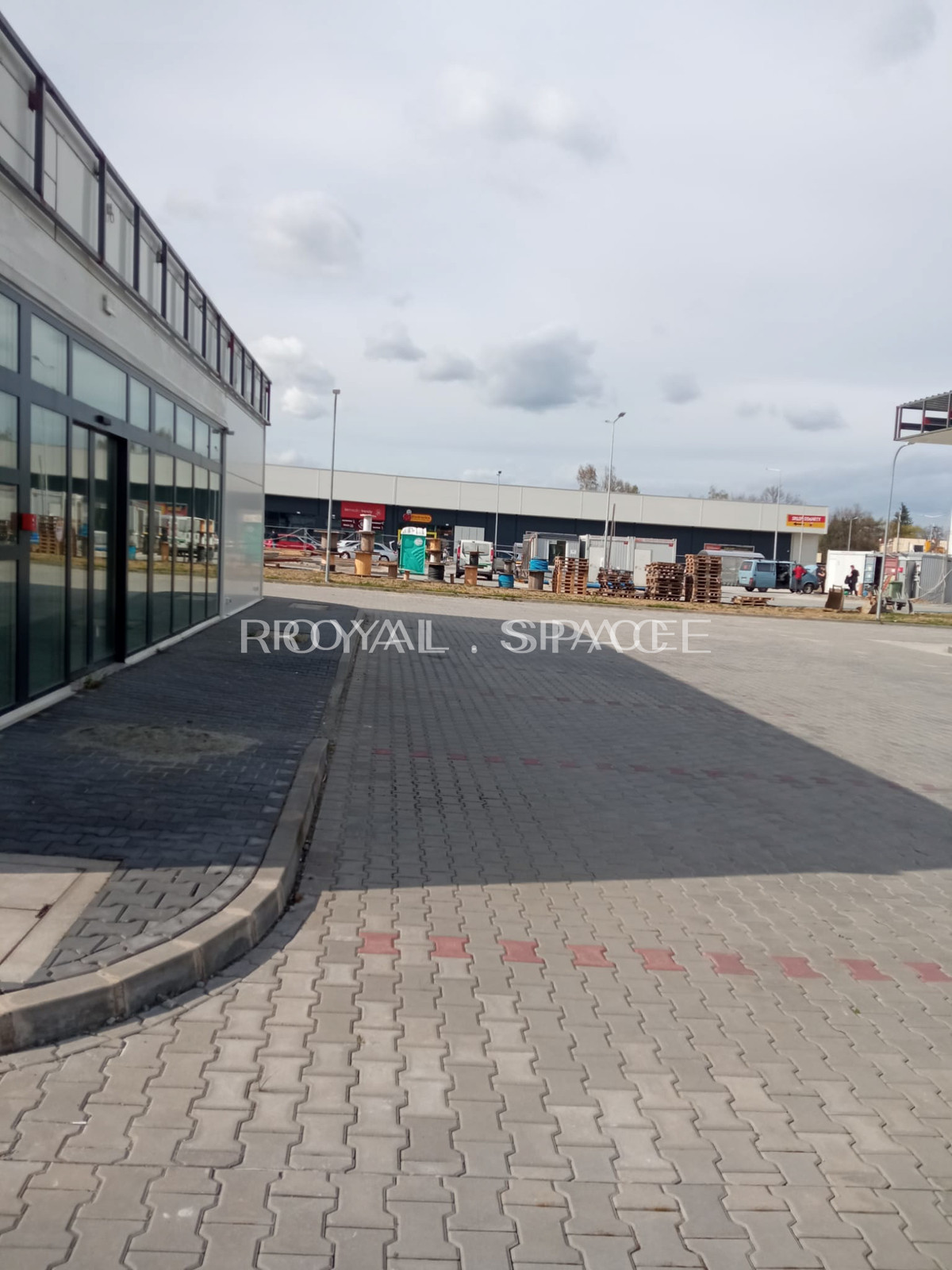 Stacja paliw obok parku handlowego – Ustroń