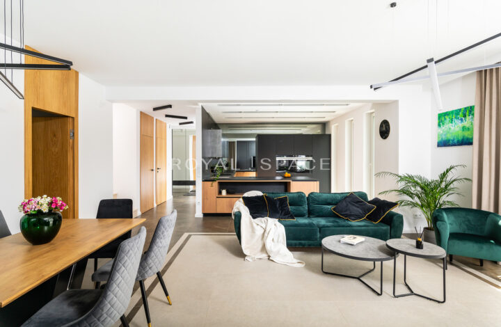 Modern house on a cosy estate! - without PCC!