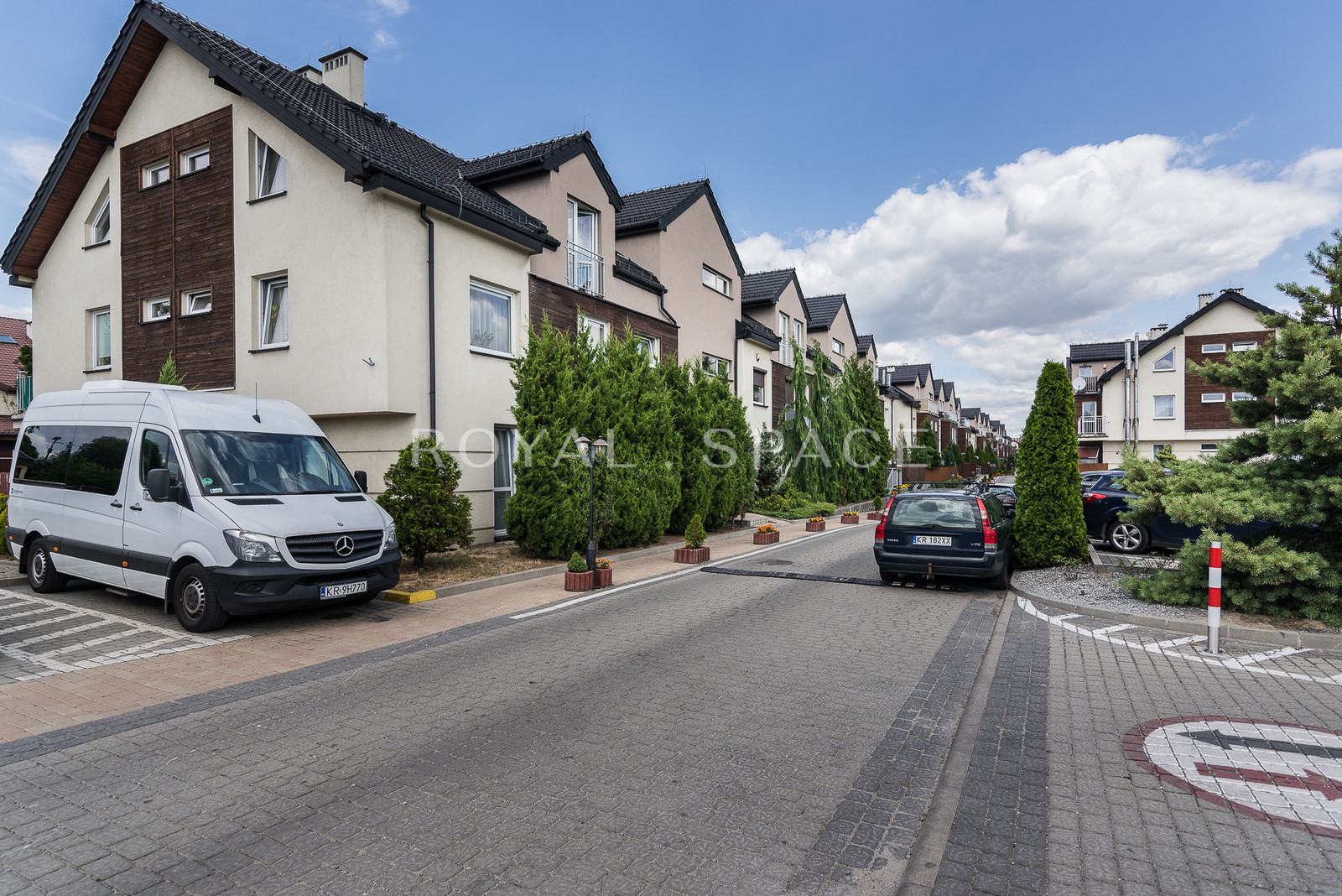 Dom z ogrodem i garażem przy Galerii Bronowice