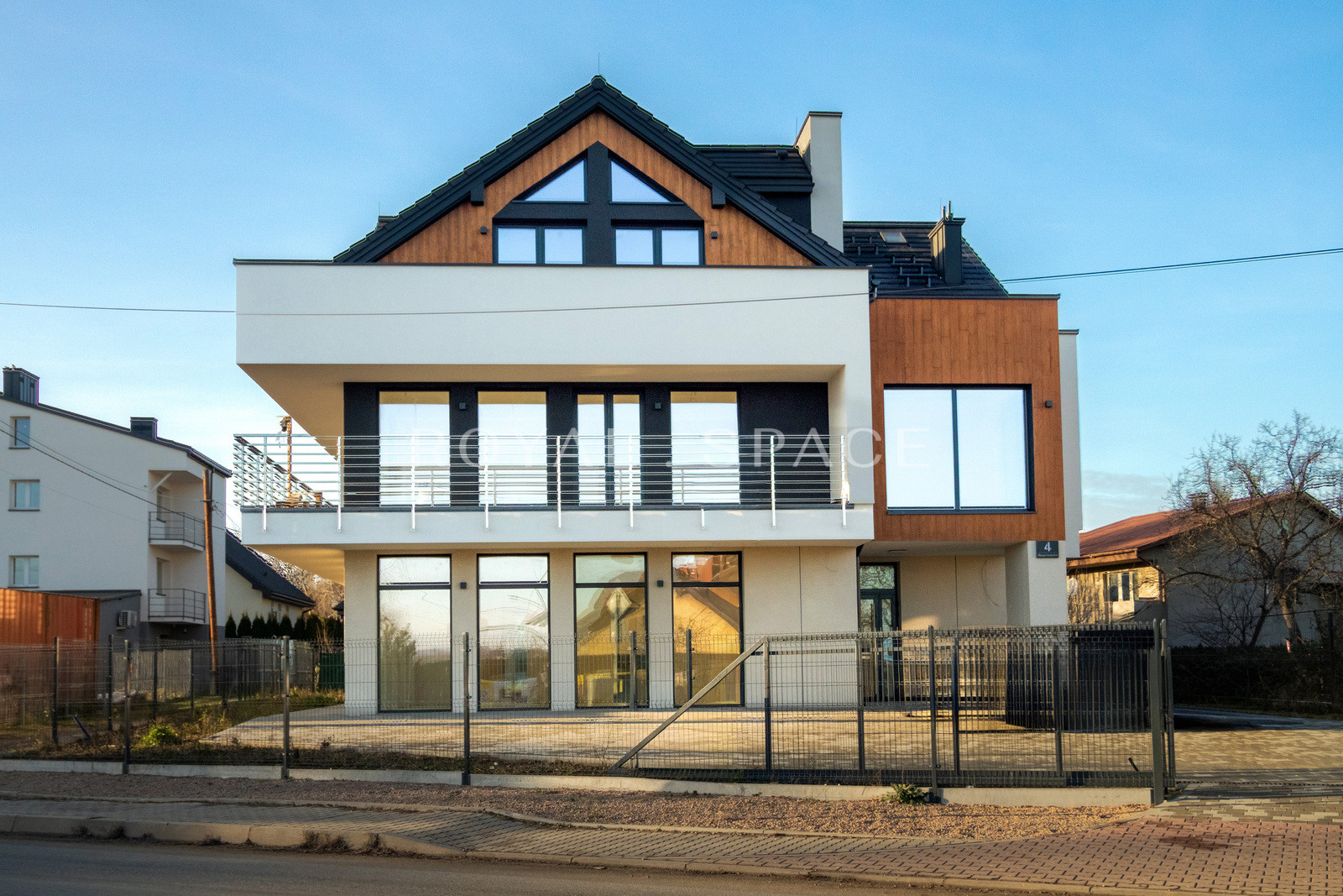 Parterowy lokal z witrynami i parkingiem|Wieliczka