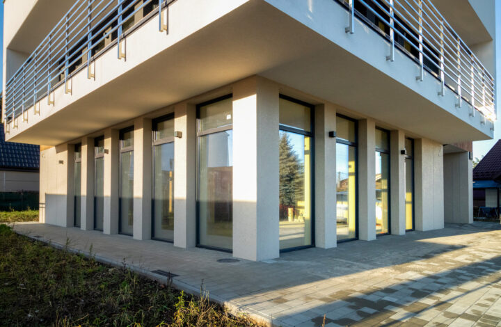 Parterowy lokal z witrynami i parkingiem|Wieliczka