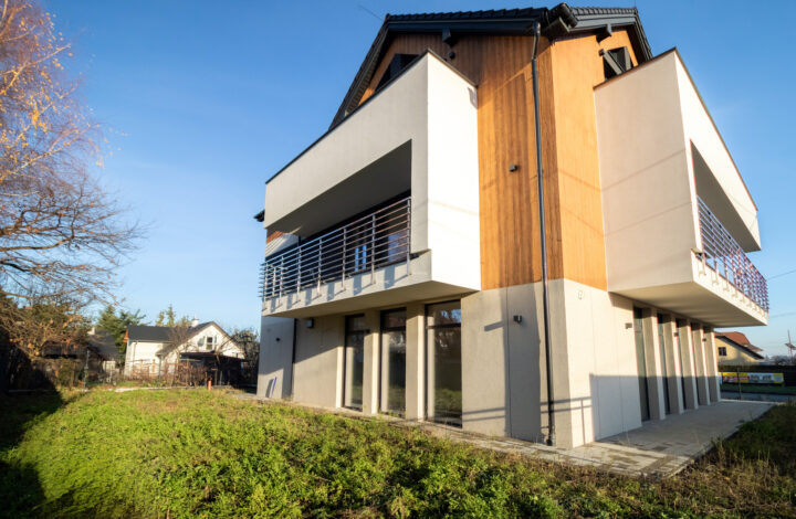 Parterowy lokal z witrynami i parkingiem|Wieliczka