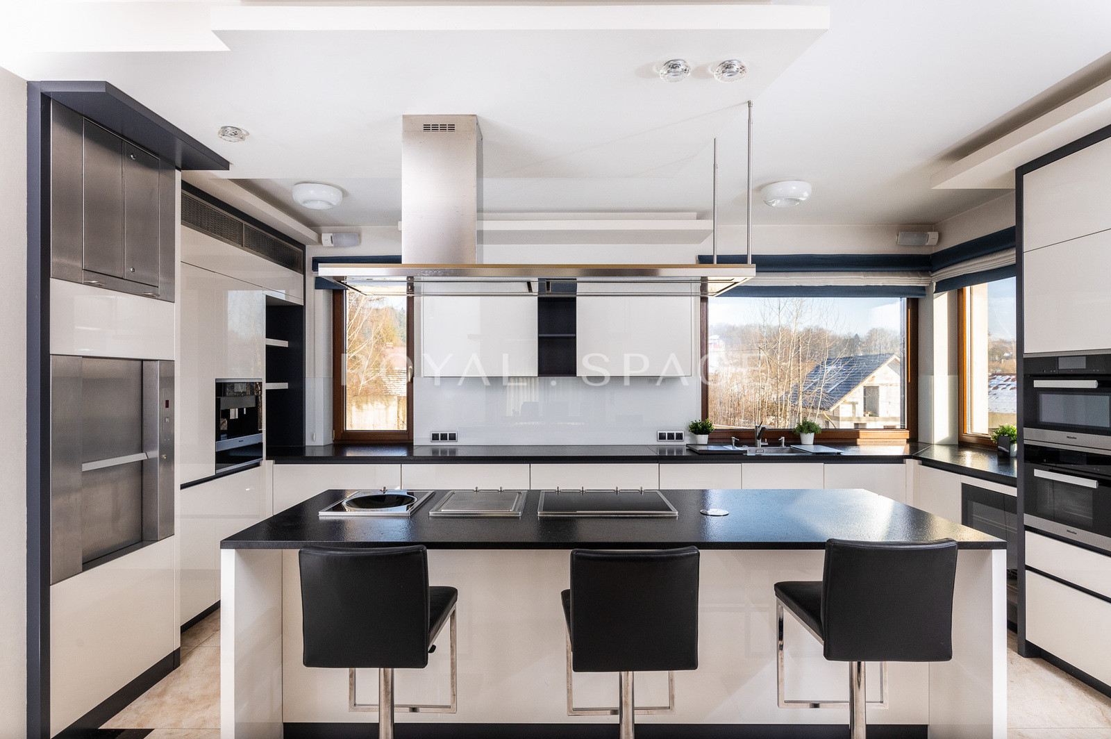 Вілла преміум-класу з приватним садом!