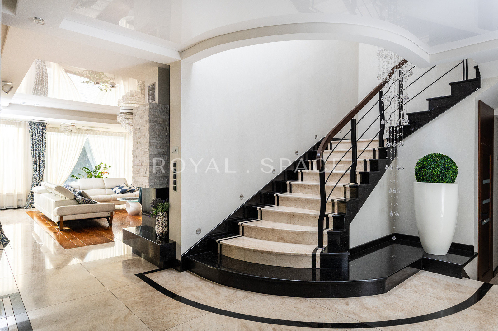 Вілла преміум-класу з приватним садом!