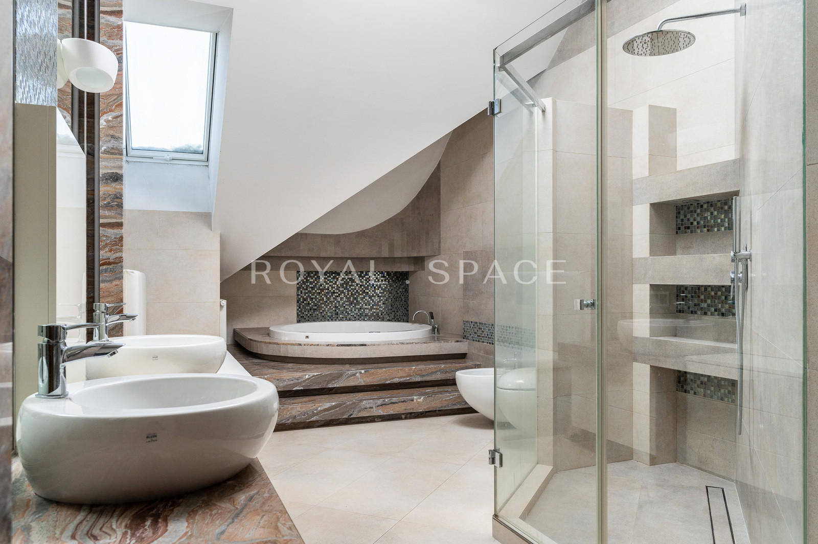 Вілла преміум-класу з приватним садом!