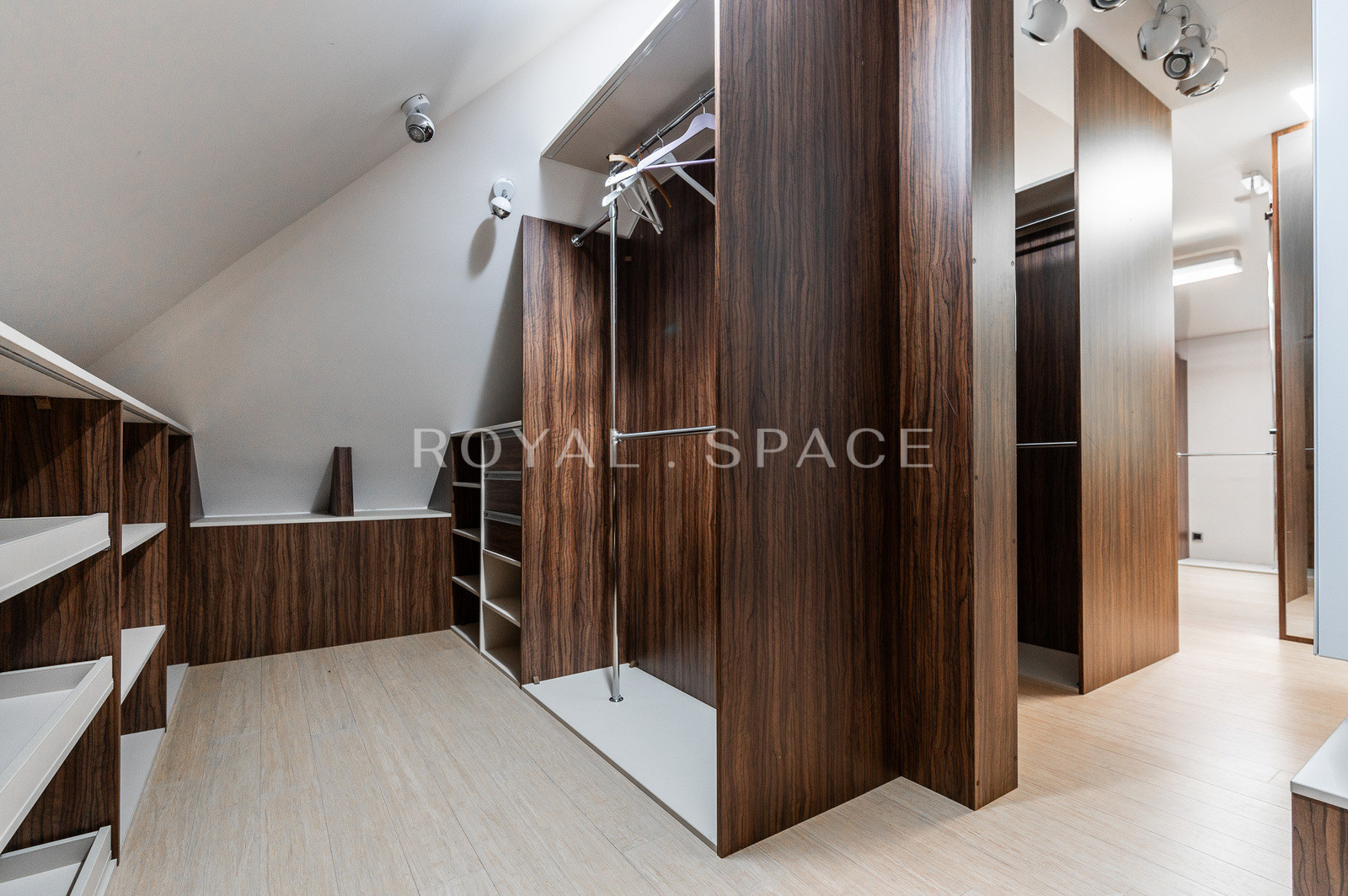 Вілла преміум-класу з приватним садом!