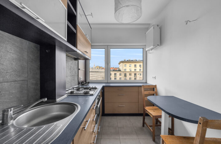 Світла квартира з лоджією в центрі