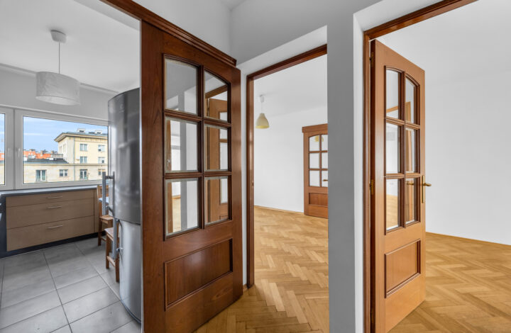 Світла квартира з лоджією в центрі