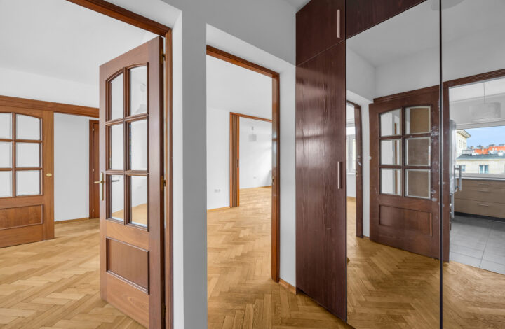 Світла квартира з лоджією в центрі