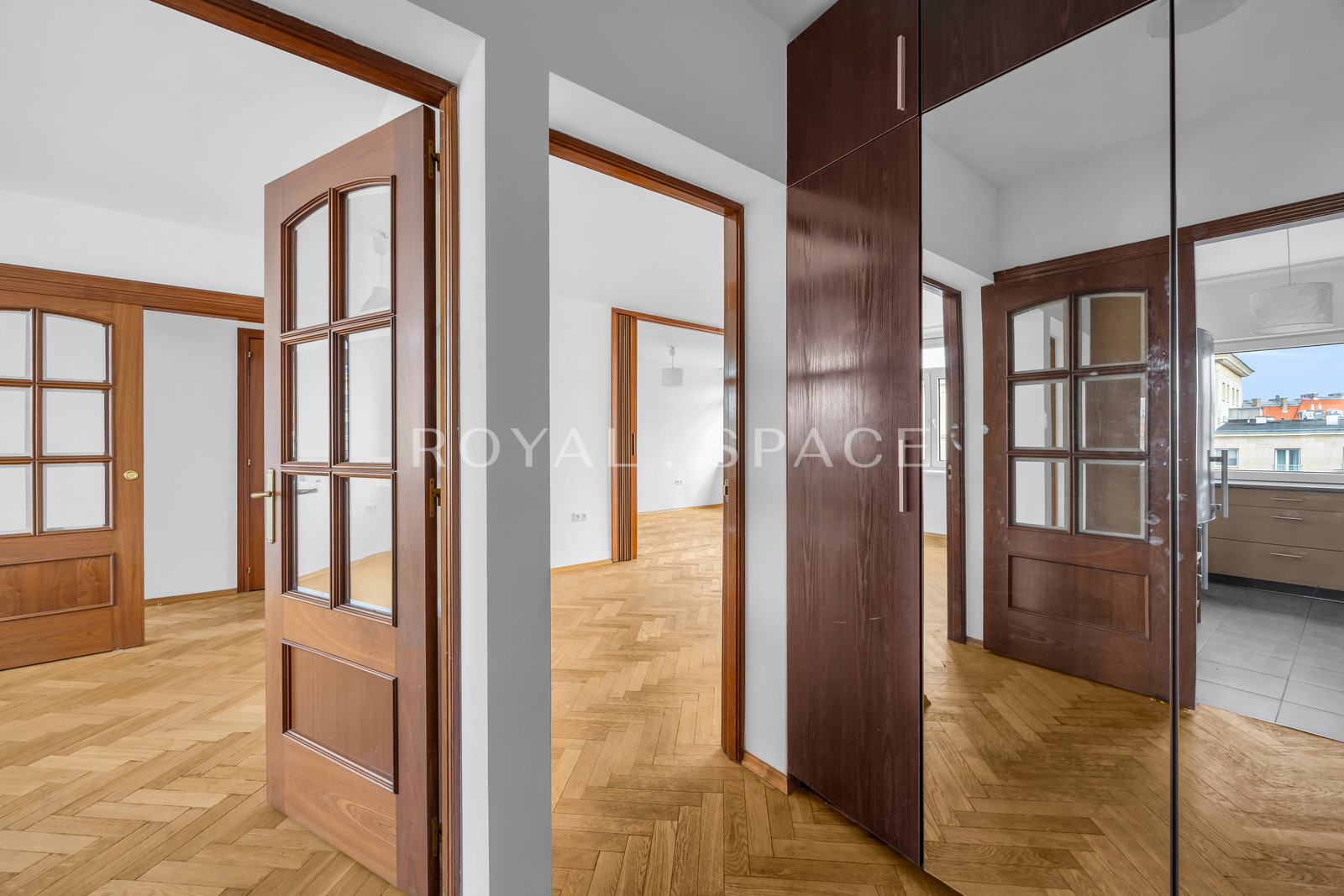 Світла квартира з лоджією в центрі