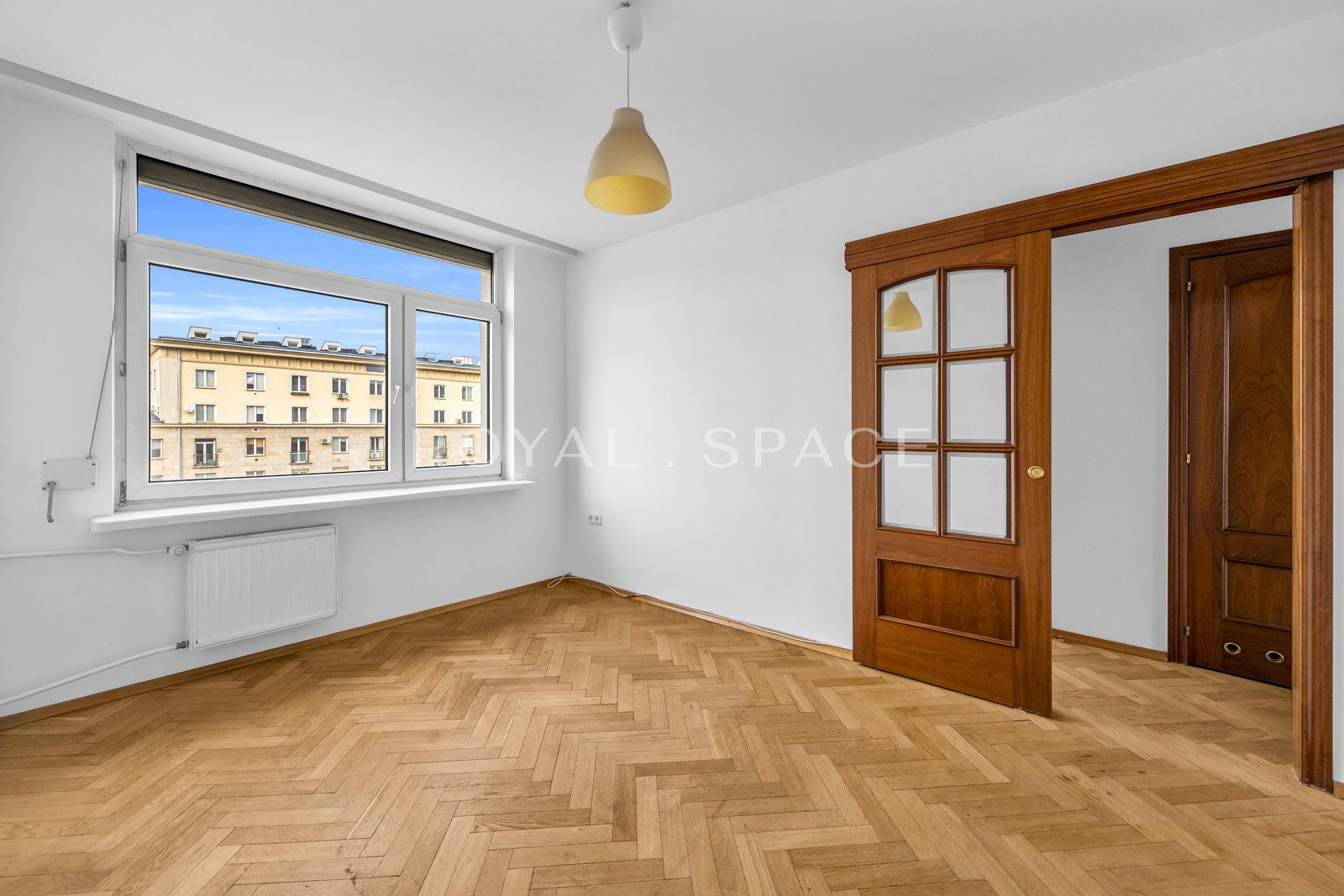 Світла квартира з лоджією в центрі