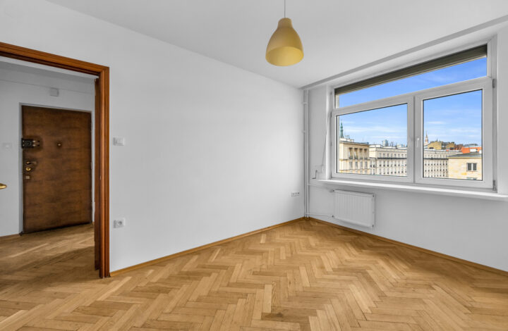 Світла квартира з лоджією в центрі