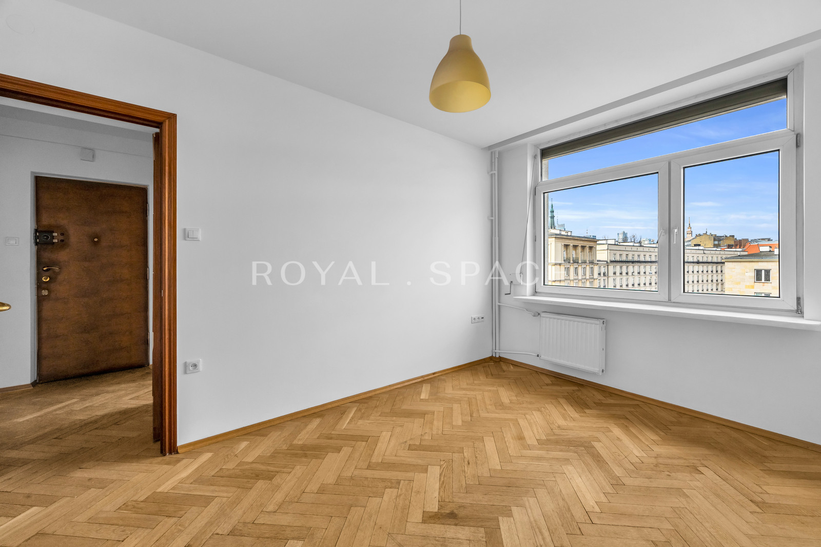 Світла квартира з лоджією в центрі