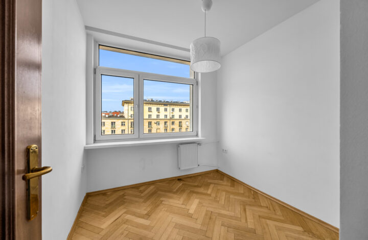 Світла квартира з лоджією в центрі