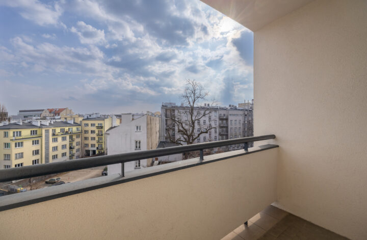 Світла квартира з лоджією в центрі